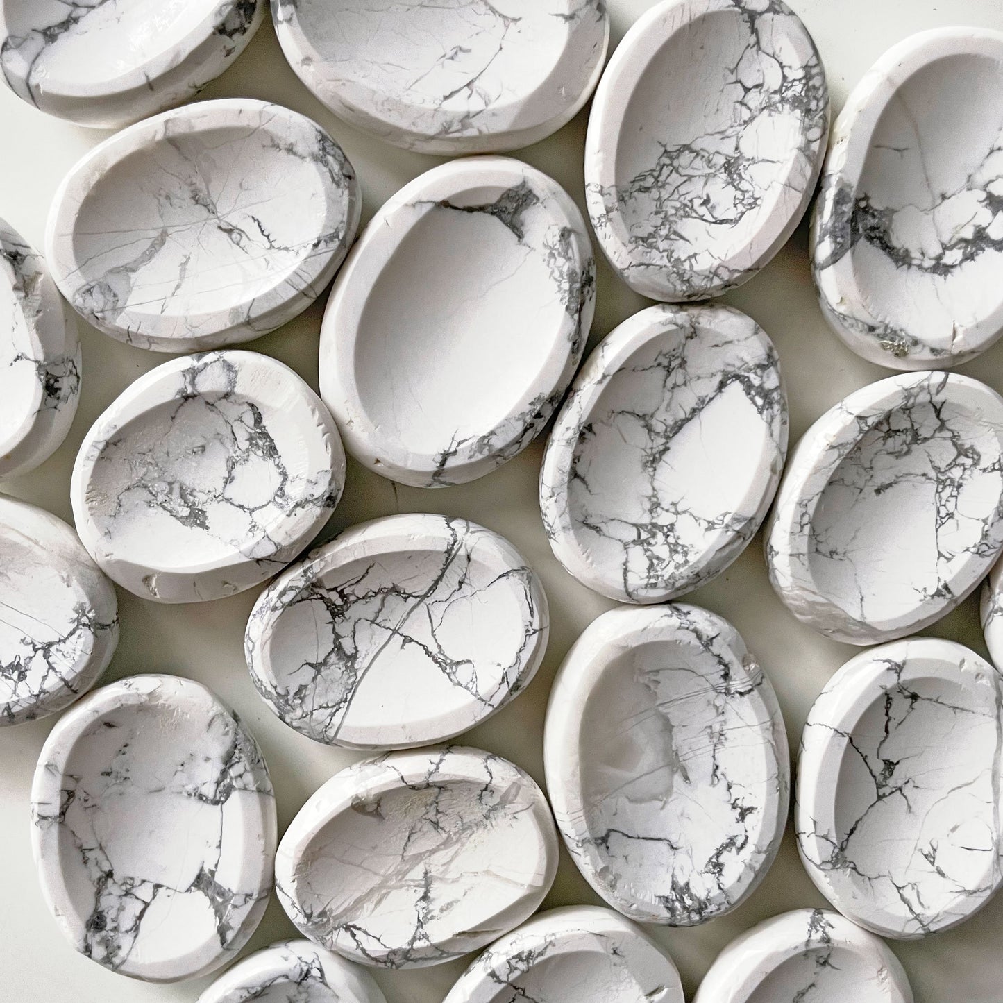 SOOTHING Howlite Worry Stone | Peace | Harmony | Insomnia Relief | Emotional Stabilizer - Sole Luna