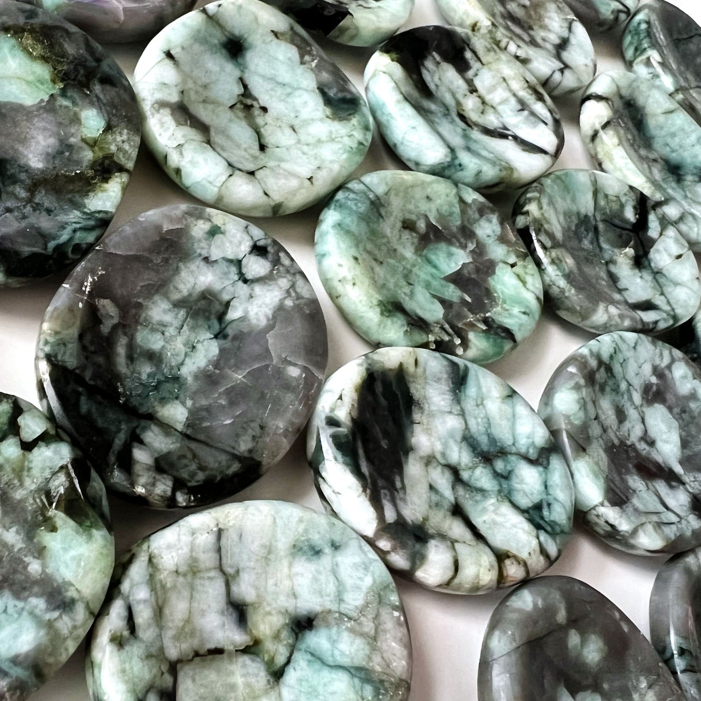 Emerald Worry Stone | Heart Healing | Prosperity | Attract Love and Success | Abundance - Sole Luna