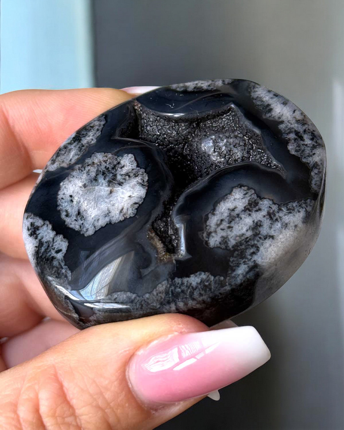 Druzy Black Flower Agate Palm Stone