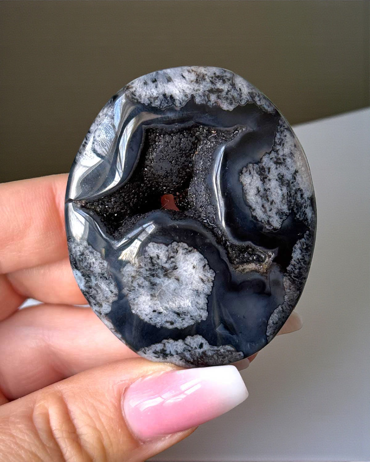 Druzy Black Flower Agate Palm Stone