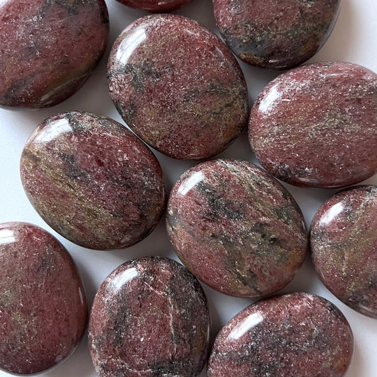 Rhodonite in Quartz Palm Stone