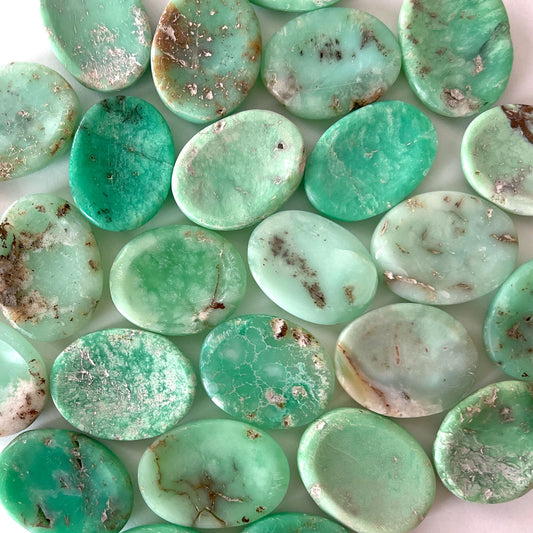 HEART HEALER Chrysoprase Worry Stone | Green Chalcedony | Detoxifying | Heart Chakra Activation | Optimism | Abundance | Forgiveness - Sole Luna